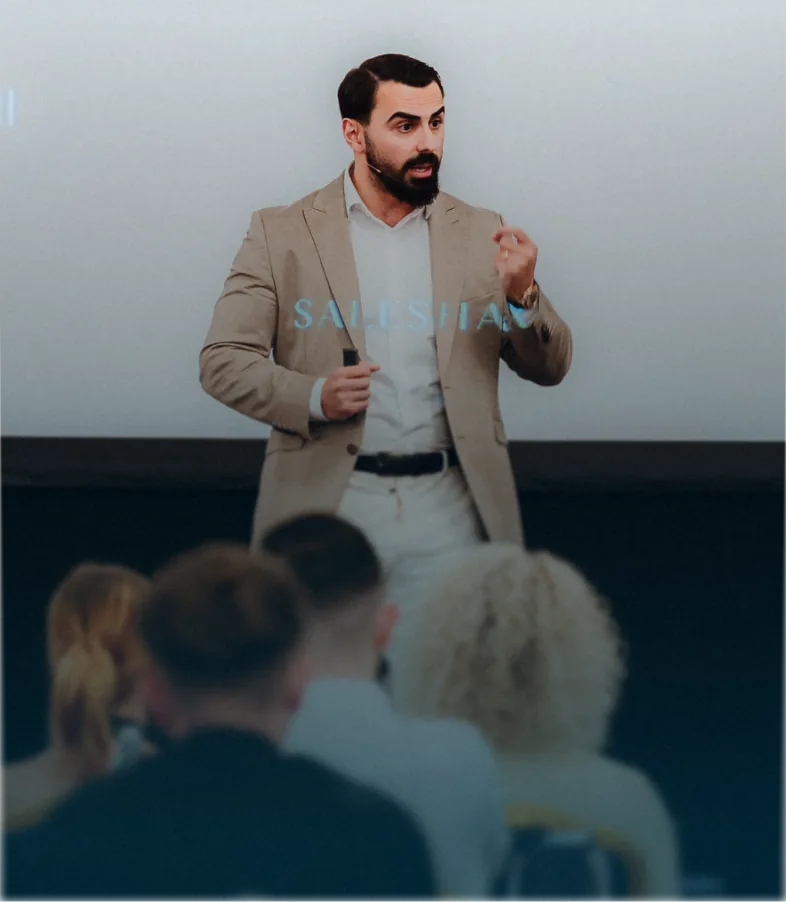 David Ayrian spricht auf einem SALESHAX Netzwerk-Event vor Publikum